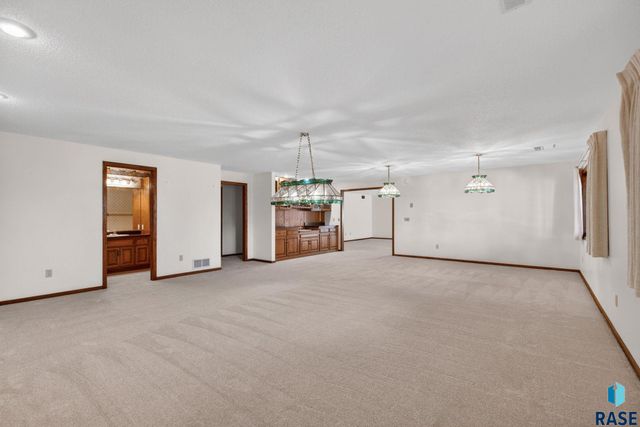 1244 S Stoney Pointe Ct Court, Sioux Falls, SD 57106