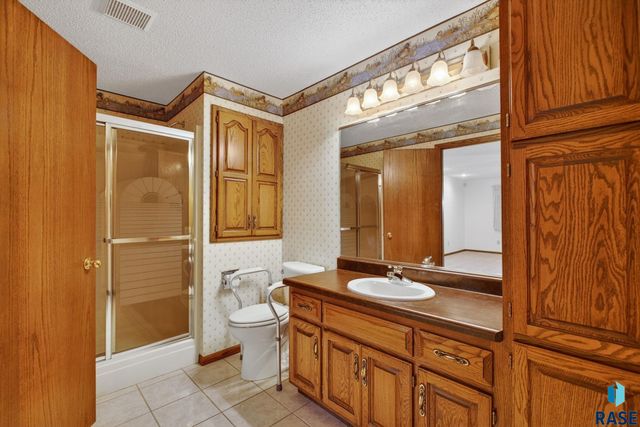 1244 S Stoney Pointe Ct Court, Sioux Falls, SD 57106