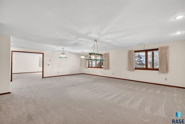 1244 S Stoney Pointe Ct Court, Sioux Falls, SD 57106