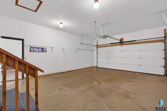 1244 S Stoney Pointe Ct Court, Sioux Falls, SD 57106