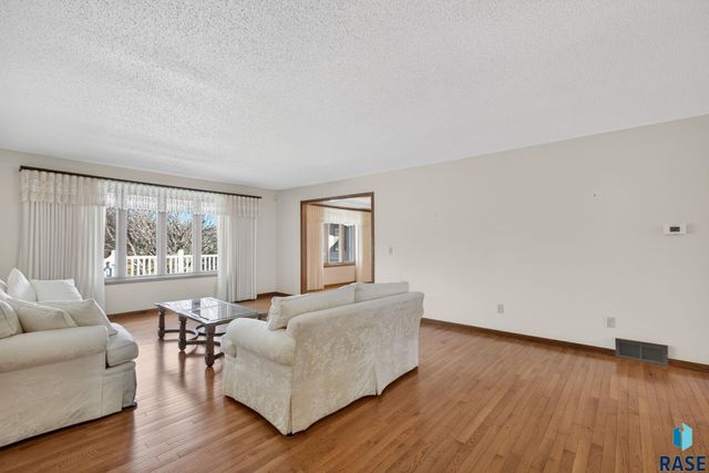 1244 S Stoney Pointe Ct Court, Sioux Falls, SD 57106