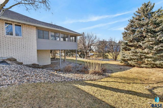 1244 S Stoney Pointe Ct Court, Sioux Falls, SD 57106