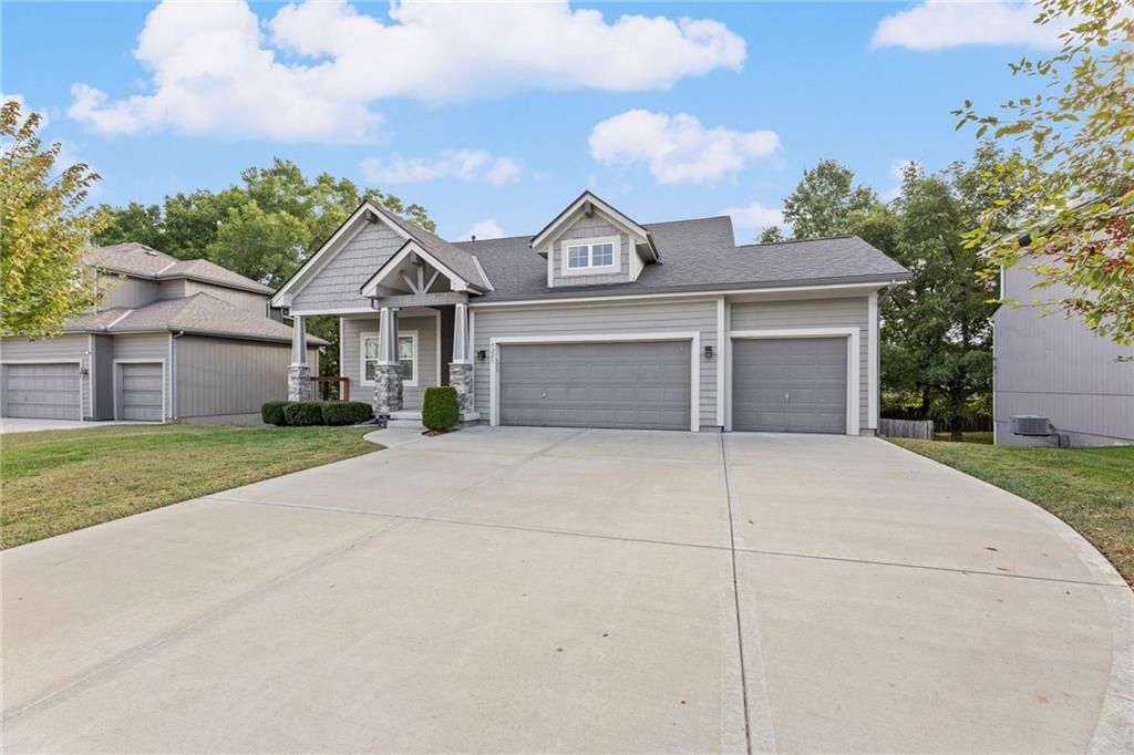 5221 Meadow View Drive, Shawnee, KS 66226