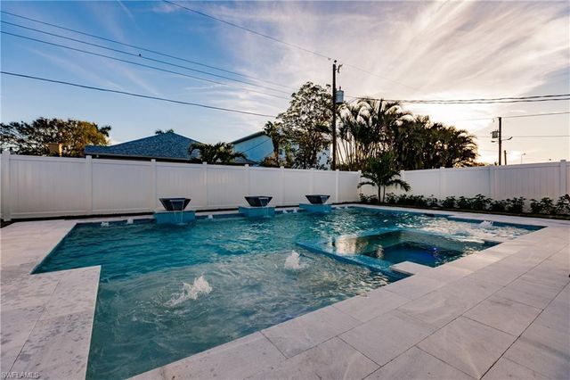 668 104th AVE N, Naples, FL 34108