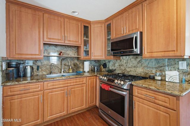 6642 Teesdale Avenue, North Hollywood, CA 91606