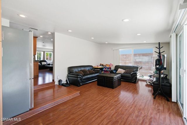 6642 Teesdale Avenue, North Hollywood, CA 91606