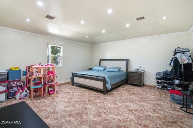 6642 Teesdale Avenue, North Hollywood, CA 91606