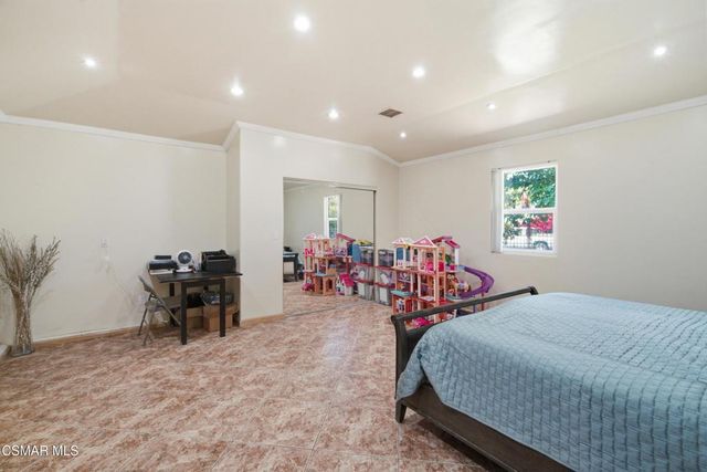 6642 Teesdale Avenue, North Hollywood, CA 91606