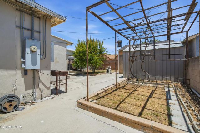 6642 Teesdale Avenue, North Hollywood, CA 91606