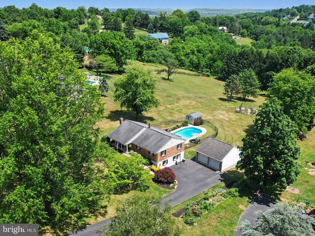 61 APPLEWOOD LN, Boyertown, PA 19512