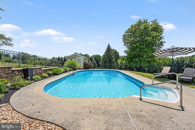 61 APPLEWOOD LN, Boyertown, PA 19512