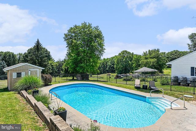 61 APPLEWOOD LN, Boyertown, PA 19512