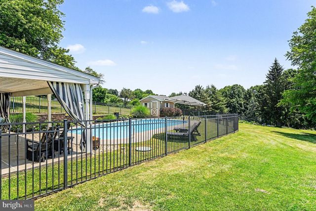 61 APPLEWOOD LN, Boyertown, PA 19512