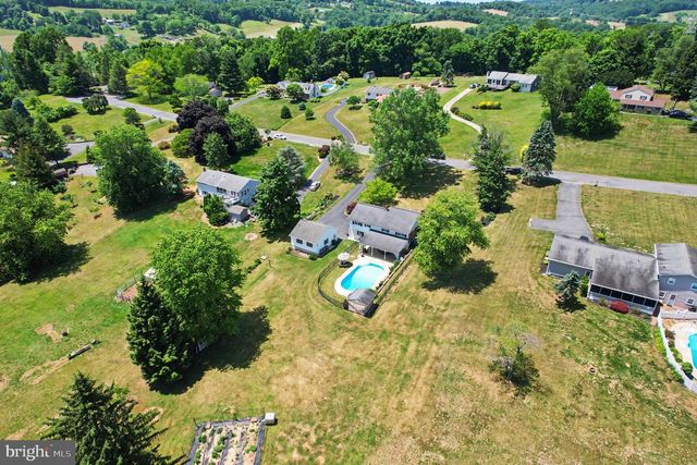 61 APPLEWOOD LN, Boyertown, PA 19512