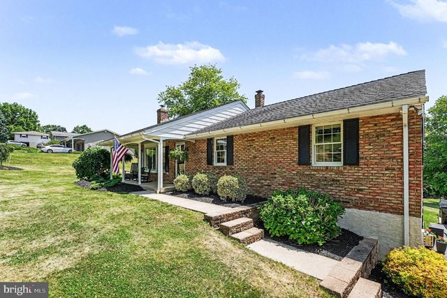 61 APPLEWOOD LN, Boyertown, PA 19512