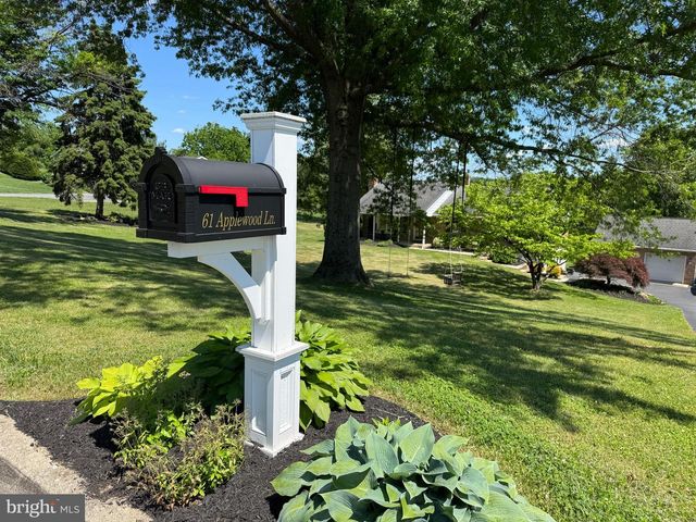 61 APPLEWOOD LN, Boyertown, PA 19512