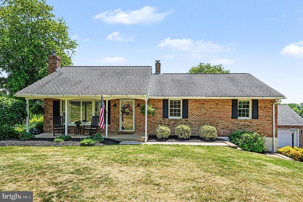 61 APPLEWOOD LN, Boyertown, PA 19512