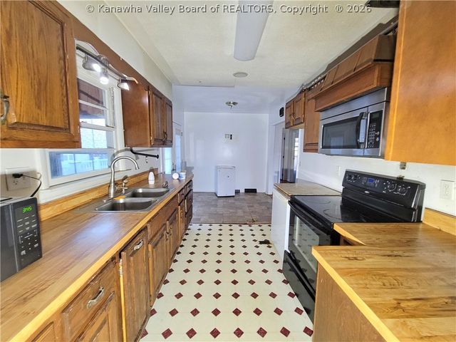 233 Morris Avenue, Pratt, WV 25162