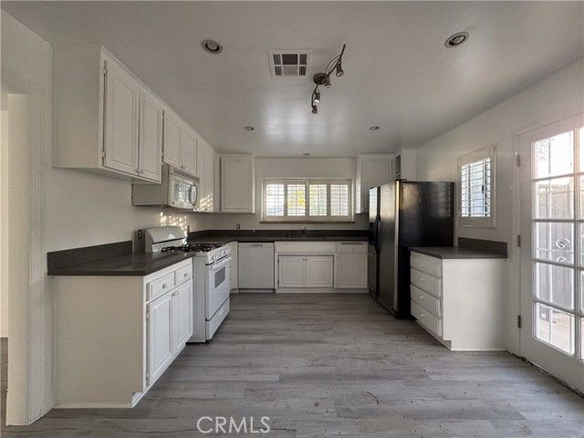 19351 Strathern, Reseda (los Angeles), CA 91335