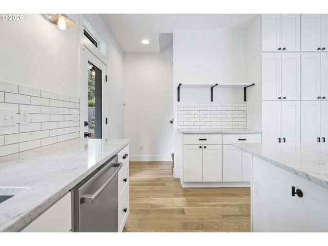 3785 Sw CALDEW St, Portland, OR 97219