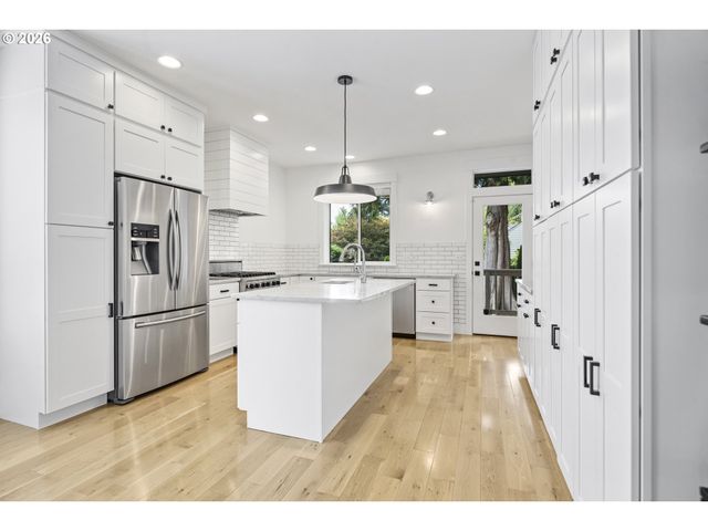 3785 Sw CALDEW St, Portland, OR 97219
