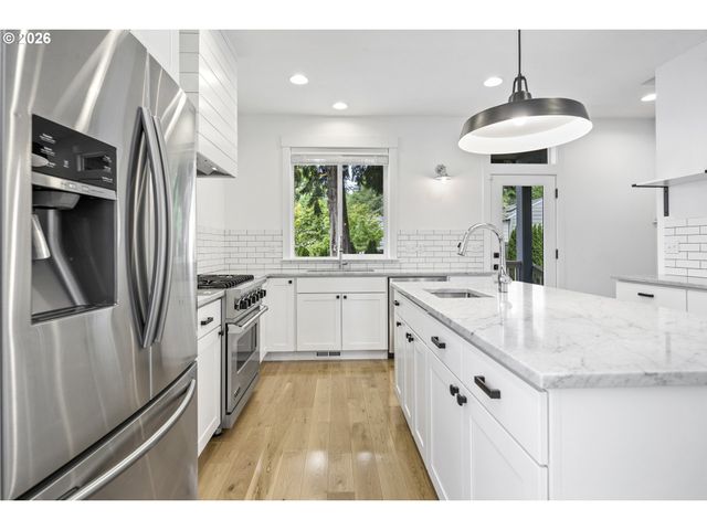 3785 Sw CALDEW St, Portland, OR 97219