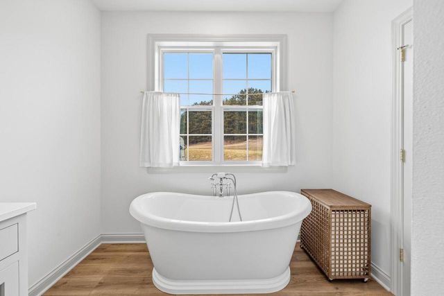 1990 Paradise DRIVE, West Bend, WI 53095