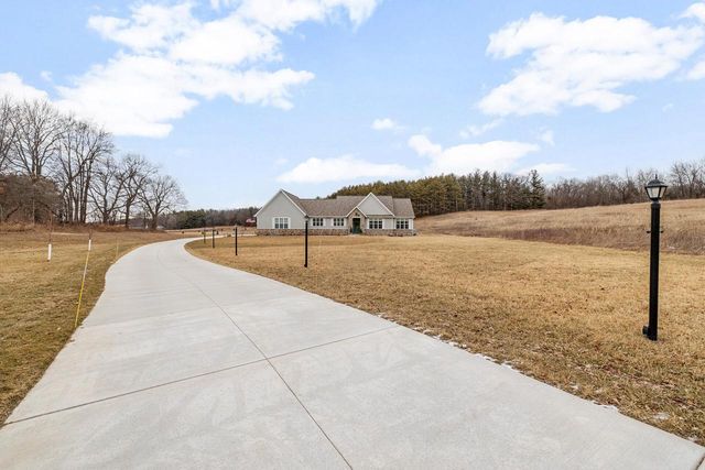1990 Paradise DRIVE, West Bend, WI 53095