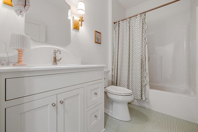 1990 Paradise DRIVE, West Bend, WI 53095