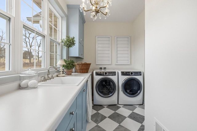 1990 Paradise DRIVE, West Bend, WI 53095