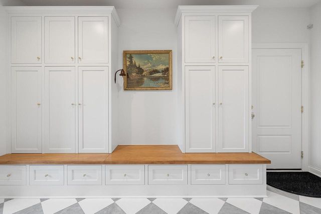 1990 Paradise DRIVE, West Bend, WI 53095