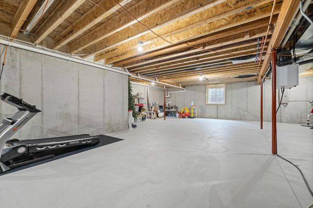 1990 Paradise DRIVE, West Bend, WI 53095