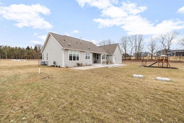 1990 Paradise DRIVE, West Bend, WI 53095