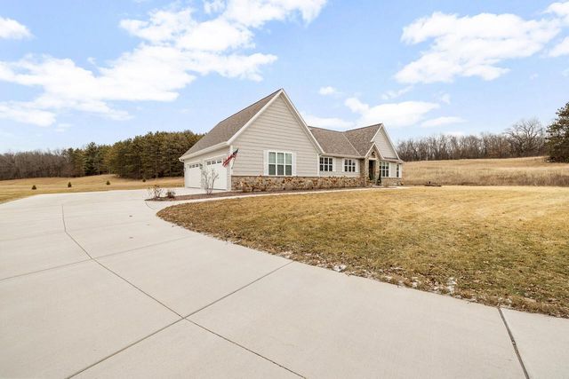 1990 Paradise DRIVE, West Bend, WI 53095