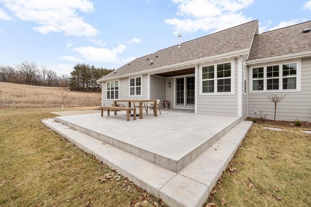 1990 Paradise DRIVE, West Bend, WI 53095