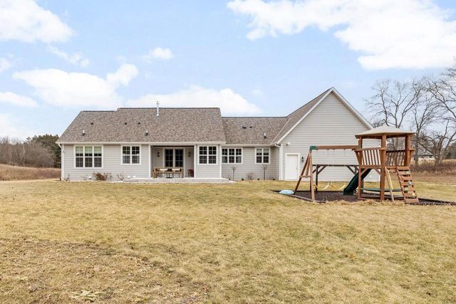 1990 Paradise DRIVE, West Bend, WI 53095