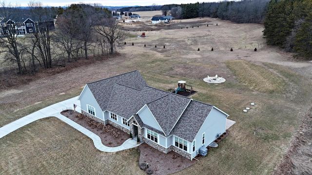 1990 Paradise DRIVE, West Bend, WI 53095