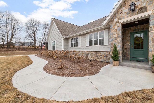 1990 Paradise DRIVE, West Bend, WI 53095