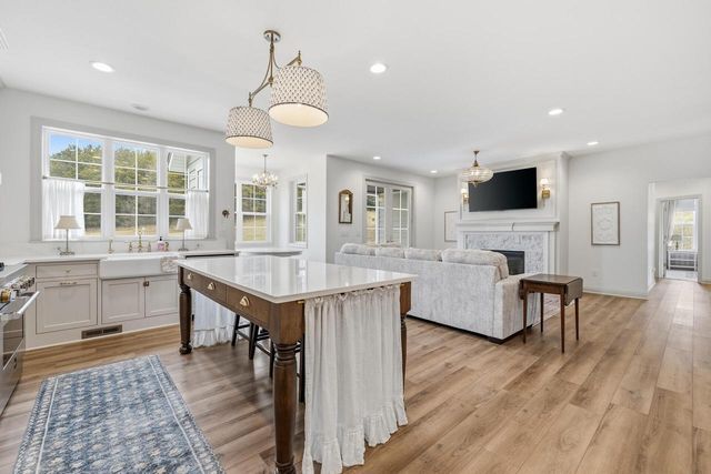 1990 Paradise DRIVE, West Bend, WI 53095