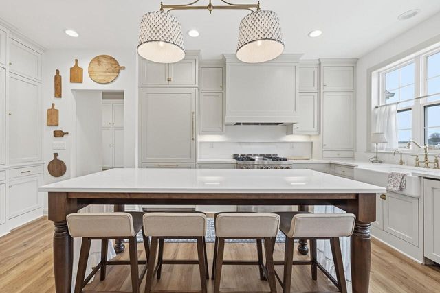 1990 Paradise DRIVE, West Bend, WI 53095