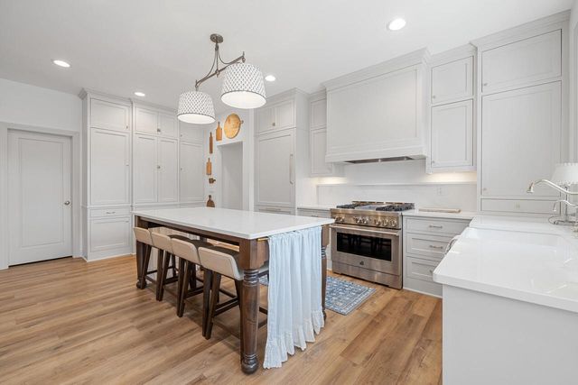 1990 Paradise DRIVE, West Bend, WI 53095