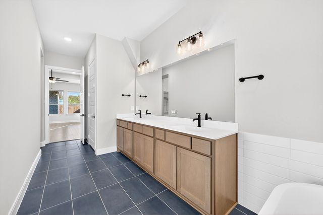 2079 Pine Grove Lane, Arlington, TX 76005