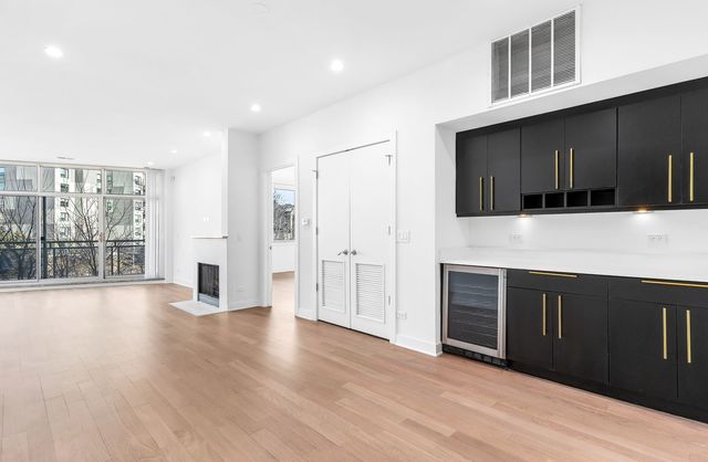 914 W Hubbard Street 104, Chicago, IL 60642