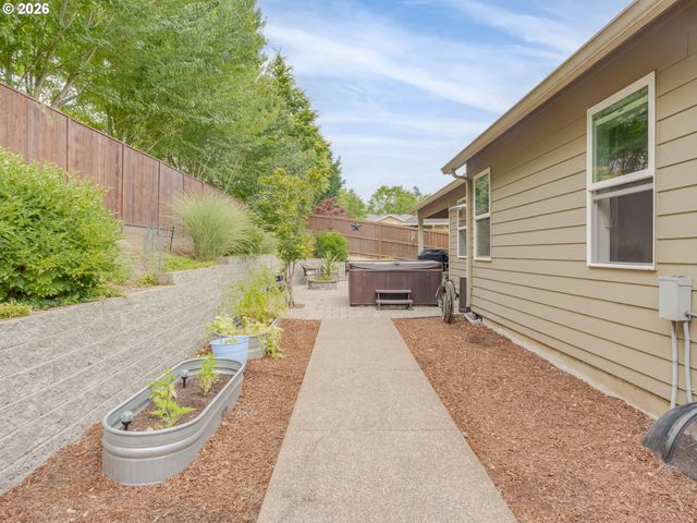 2695 Nw MT ASHLAND Dr, Mc Minnville, OR 97128