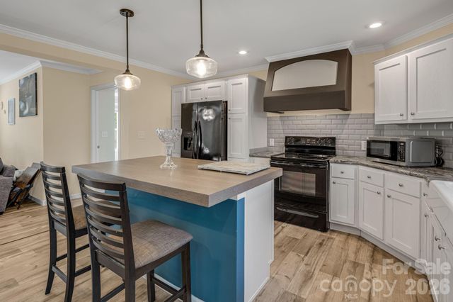1923 Ridge Road, Hendersonville, NC 28792