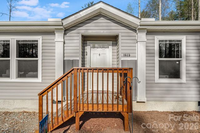 1923 Ridge Road, Hendersonville, NC 28792