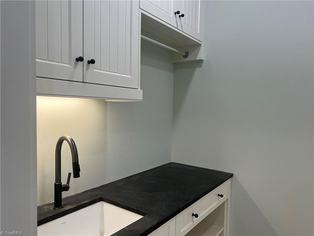 3814 Pinewood Lake Drive, Winston-salem, NC 27106