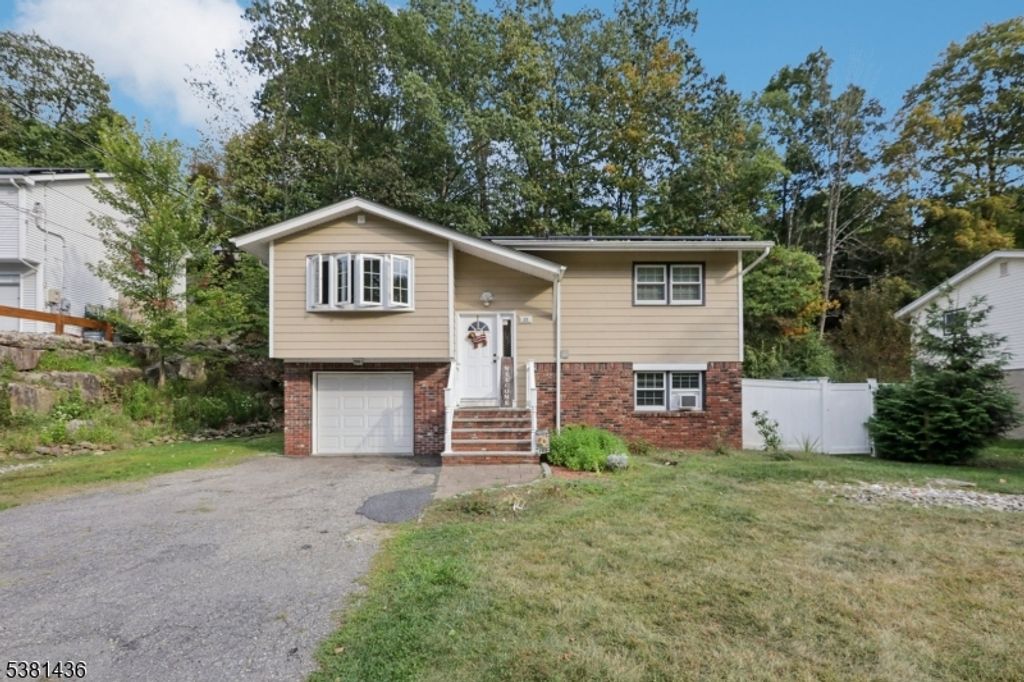 23 Fordham Trl, Hopatcong Boro, NJ 07843