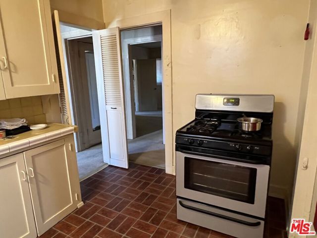 547 N Irving Boulevard, Los Angeles, CA 90004