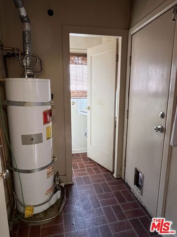 547 N Irving Boulevard, Los Angeles, CA 90004